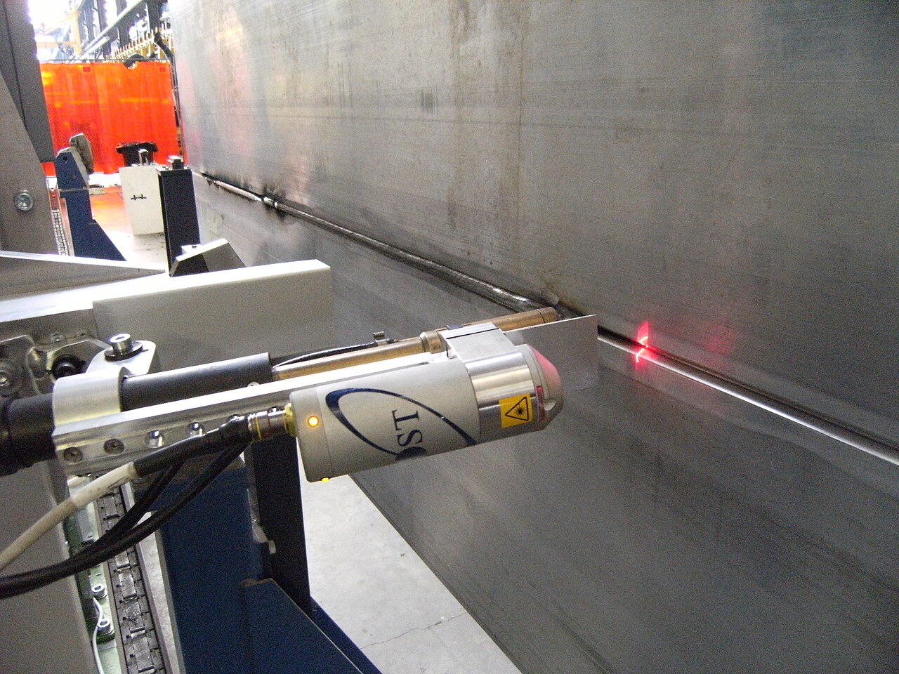 Ảnh minh họa: đầu dò đường hàn laser của robot hàn trong nhà máy cơ khí